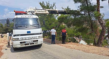 Bayramiç'te şarampole yuvarlanan kamyonetin sürücüsü hayatını kaybetti