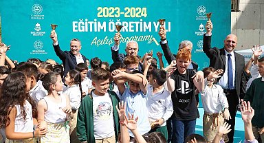 Belediye Başkanı Kartoğlu, ilk ders zilini öğrencilerle birlikte çaldı