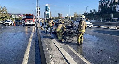 Beylikdüzü E-5'te seyir halindeki otomobil alev alev yandı