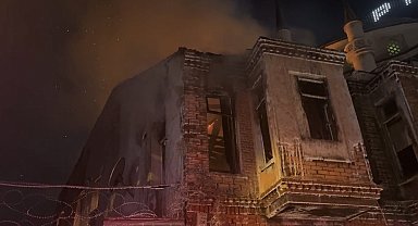 Beyoğlu'nda 2 katlı metruk bina alev alev yandı