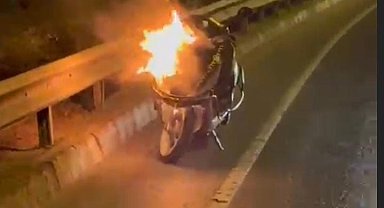 Beyoğlu'nda kuryenin motosikleti alev alev yandı