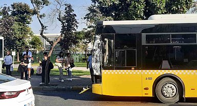 Beyoğlu'nda tramvay İETT otobüsüne çarptı