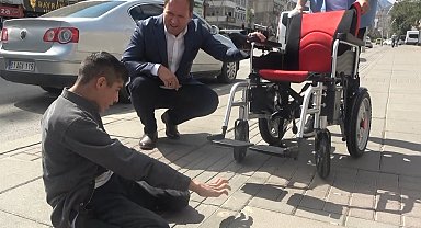 Bin 500 kilometre yol kat ederek Recep'e akülü sandalye getirdiler