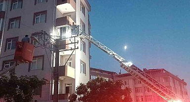 Bina duman doldu, mahsur kalan vatandaşları itfaiye kurtardı