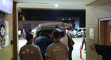 Birlikte hastaneye giden iki arkadaşın tartışması kavgaya dönüştü, o anlar kamerada