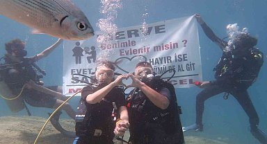 Böyle olur dalgıçların evlilik teklifi: "Cevabın 'hayır' ise oksijen tüpümü de al git"