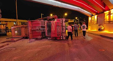 Buldozer yüklü kamyon alt geçidin tavanına çarpıp devrildi