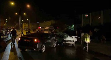 Bursa'da 2 araç kafa kafaya çarpıştı: 1'i ağır 2 yaralı