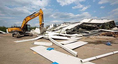Bursa'da tarım arazilerindeki kaçak yapılar yıkılıyor