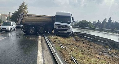 Büyükçekmece'de facianın eşiğinden dönülen kaza kamerada: Şiddetli yağış kaza getirdi