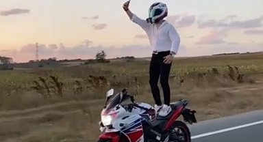 Büyükçekmece'de motosiklet sürücüsünün yürekleri ağza getiren görüntüsü kamerada