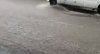 Büyükçekmece'de sağanak yağış sonrası yollar göle döndü