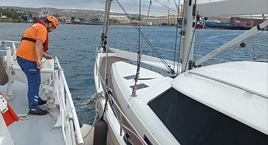 Çanakkale Boğazı'nda sürüklenen tekne kurtarıldı