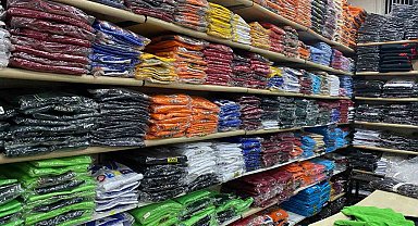 Çarşı pazarda okul kıyafeti alışverişi telaşı