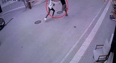 Cinayet anı kameraya yansıdı: Yanına yaklaşıp bıçakladı