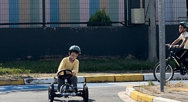 Çocuklar direksiyon başına geçti