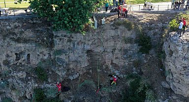 Dağcılar 40 metrelik falezlerden torbalarca çöp topladı