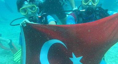 Dalgıçlık eğitimi alan Muğlalı çift denizin 40 metre derinliğinde Türk bayrağı açtı