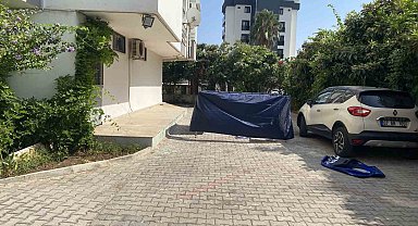 Demre eski belediye başkanı Adnan Genç'in site bahçesinde cansız bedeni bulundu