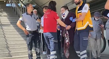 Dengesini kaybeden kadın yürüyen merdivenden düştü