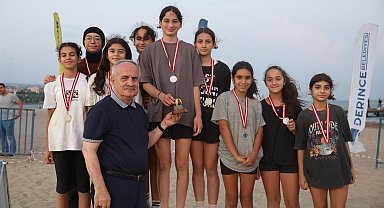 Derince'de plaj voleybolu heyecanı