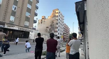 Diyarbakır'da ağır hasarlı bina yıkım esnasında çöktü