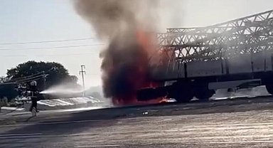 Diyarbakır'da alevlere teslim olan tır cayır cayır yandı