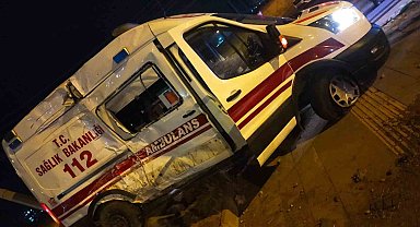 Diyarbakır'da ambulans ile belediye otobüsü çarpıştı: 3 yaralı