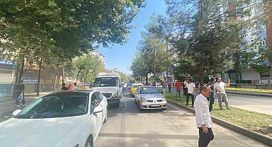 Diyarbakır'da çöken binadan oluşan toz bulutu araç trafiği oluşturdu