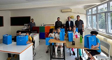 Diyarbakır'da işitme engelli öğrencilere kırtasiye malzemesi desteği sağlandı