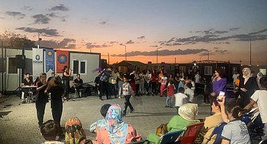 Diyarbakır'da konteyner kentte kalan depremzedeler için konser düzenlendi