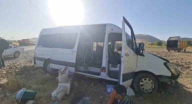 Diyarbakır'da minibüs ile traktör çarpıştı: 2'si ağır 20 yaralı