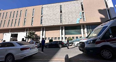 Diyarbakır'da otomobillerin üzerine dış cephe kaplaması düştü