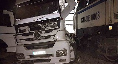 Diyarbakır'da trenin çarptığı tırın sürücüsü ağır yaralandı, hayvanlar telef oldu