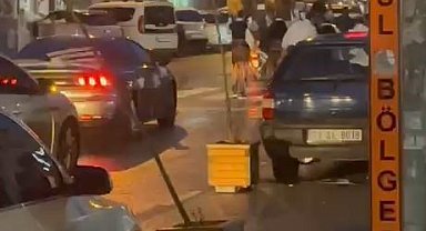 Düğün konvoyunda yolu kapatıp davul çaldılar, o anlar kamerada