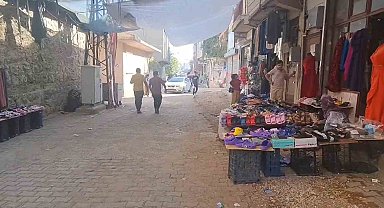 Dükkanlarının önünde oynayan 3 yaşındaki çocuk otomobilin altında kalarak can verdi