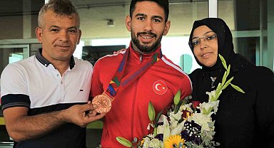 Dünya üçüncüsü olan Torku Şeker Sporlu Alihan Bayraktar yurda döndü