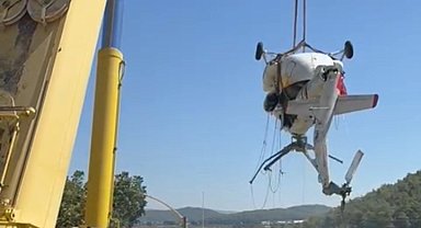 Düşen helikopterin enkazı kıyıya çıkartıldı