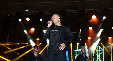 Edis Ataşehir'de hayranlarına unutulmaz bir gece yaşattı