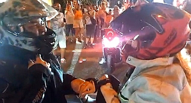 Edremit’te Motor Tutkunu Genç, Kız Arkadaşına Meydanda Evlilik Teklif Etti