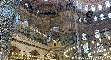 Eminönü Yeni Camii'ndeki Kabe tasvirli tarihi çini pano demirlerin arkasına gizlendi