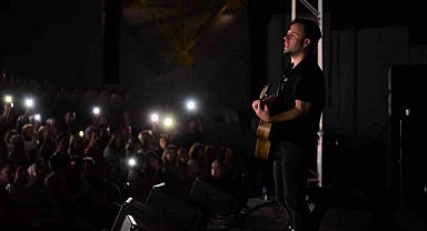 Emre Aydın 'Bursa'da sahne almak keyifli' dedi, elektrikler kesildi