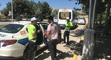 Ergani'de polis ekipleri servis şoförlerini denetledi