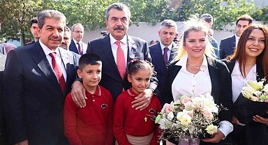 Esenler'de geri dönüşümden elde edilen defterler öğrencilere dağıtıldı