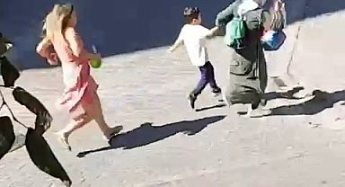 Esenyurt'ta yoldan geçenlere saldıran kadın kameralara yansıdı