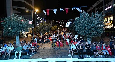 Esenyurtlular Türkiye-Sırbistan maçını dev ekranda izledi