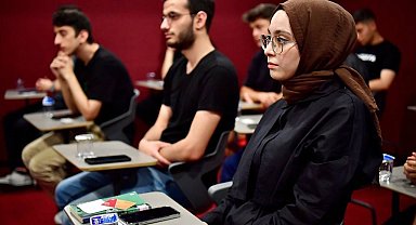 Fatih Belediye Başkanı Ergün Turan tecrübelerini gençlerle paylaşıyor
