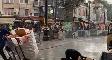Fatih'te bir vatandaş sağanak yağmur altında namaz kıldı