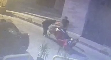 Fatih'te el arabasıyla motosiklet çaldılar