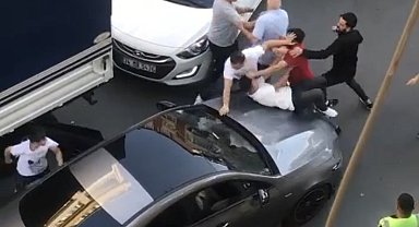 Fatih'te yol verme kavgasında tekme ve yumruklar havada uçuştu: O anlar kamerada